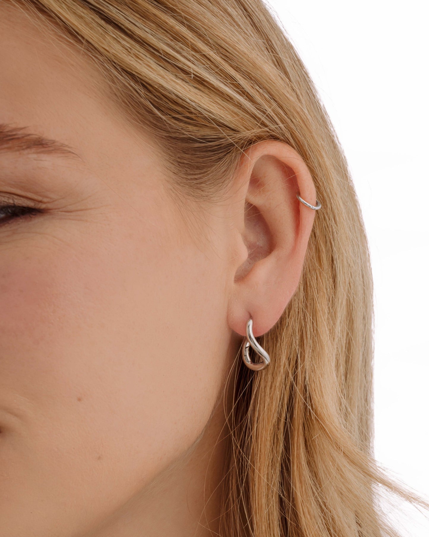Emerson Twisted Oval Hoops